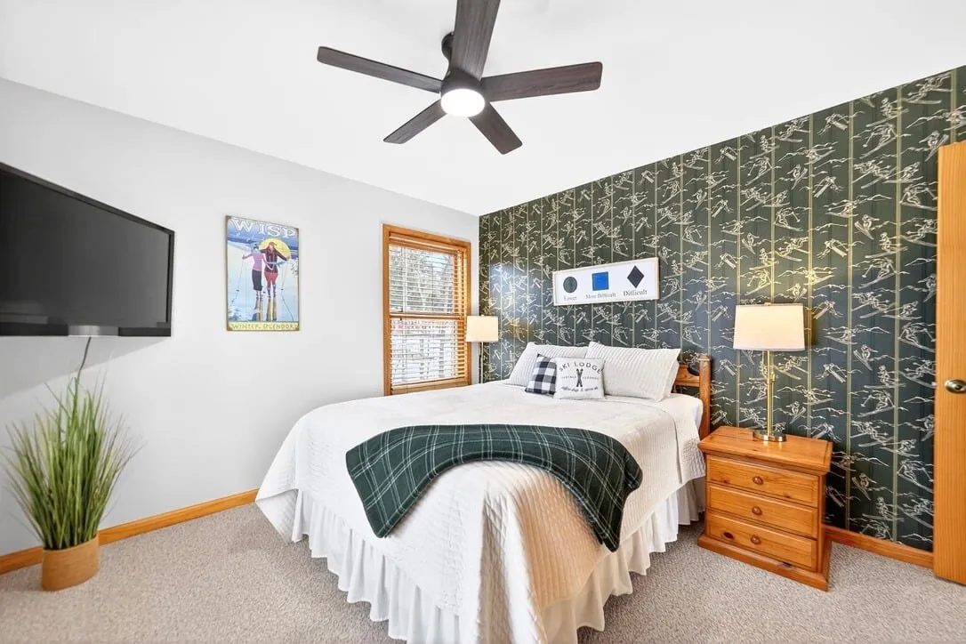 Bedroom 2, Queen bed